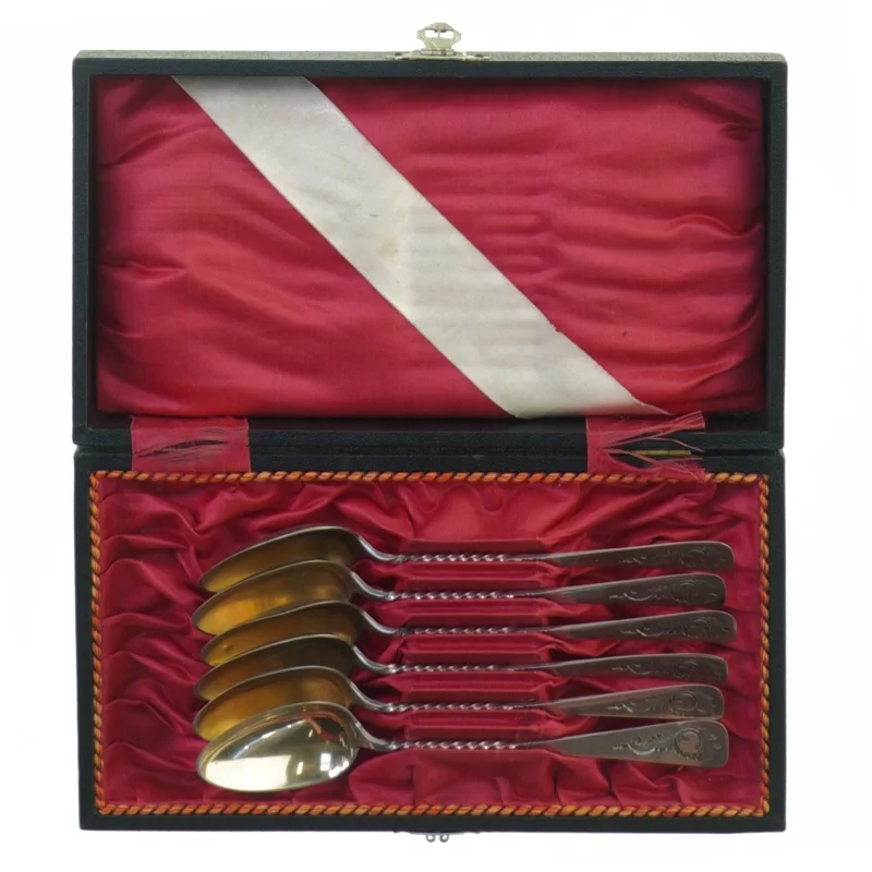 6 teskeer dateret 1898, i fin æske, indgraveret mønster på skaftet. (Æske 17 x 9 cm.)