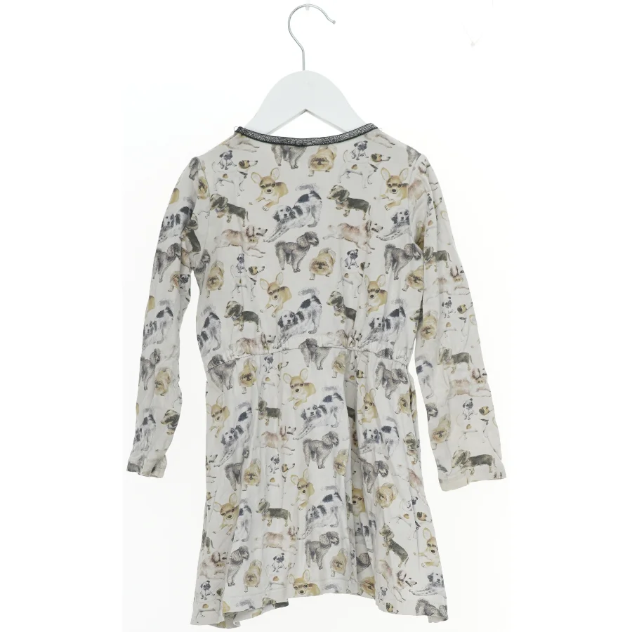 Langærmet kjole med hundemønster fra Hust & Claire (str. 98)