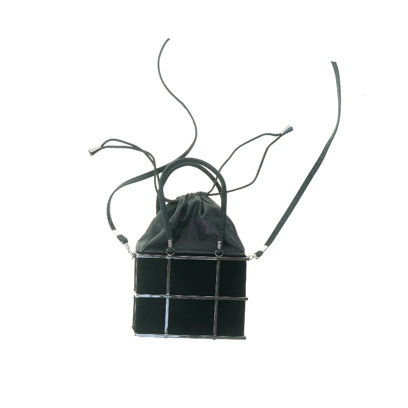 Taske i sort metal og stof med lang rem (str. 15 x 17 cm)