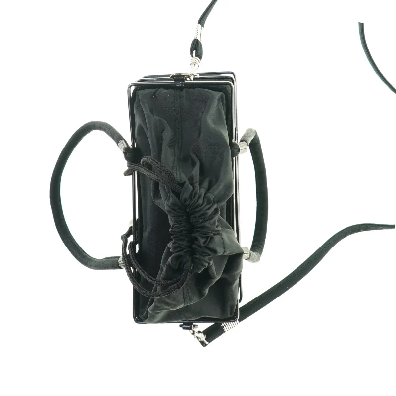 Taske i sort metal og stof med lang rem (str. 15 x 17 cm)