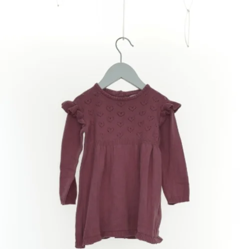 Rosa kjole i strik-aftigt stof og hjertemønstermed flæser, Ergee (str. 86)