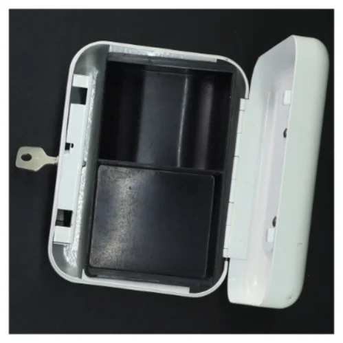 Hvid vintage pengekasse med lås (str. 6x15x11 cm)