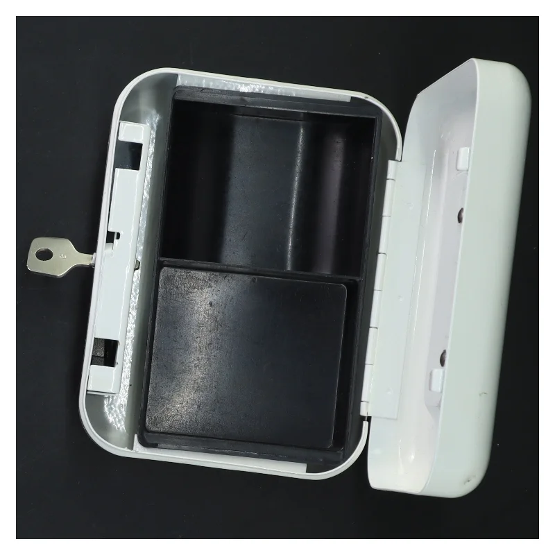 Hvid vintage pengekasse med lås (str. 6x15x11 cm)