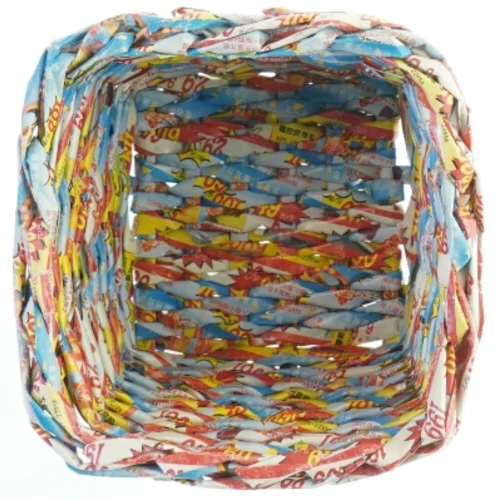 Flettet kurv af genbrugsmaterialer (str. 11 cm x. 10 cm)