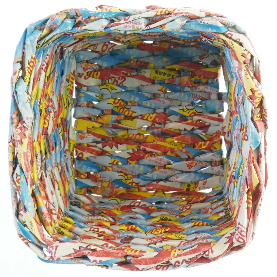 Flettet kurv af genbrugsmaterialer (str. 11 cm x. 10 cm)