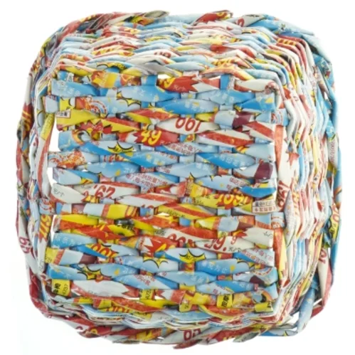 Flettet kurv af genbrugsmaterialer (str. 11 cm x. 10 cm)