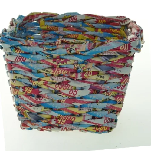 Flettet kurv af genbrugsmaterialer (str. 11 cm x. 10 cm)