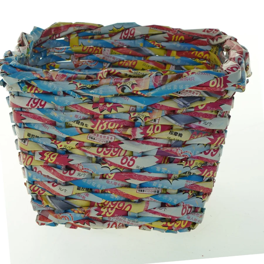 Flettet kurv af genbrugsmaterialer (str. 11 cm x. 10 cm)