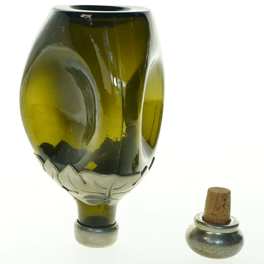 Dekorativ klukflaske / glaskaraffel med tinudsmykning (23x11 cm)