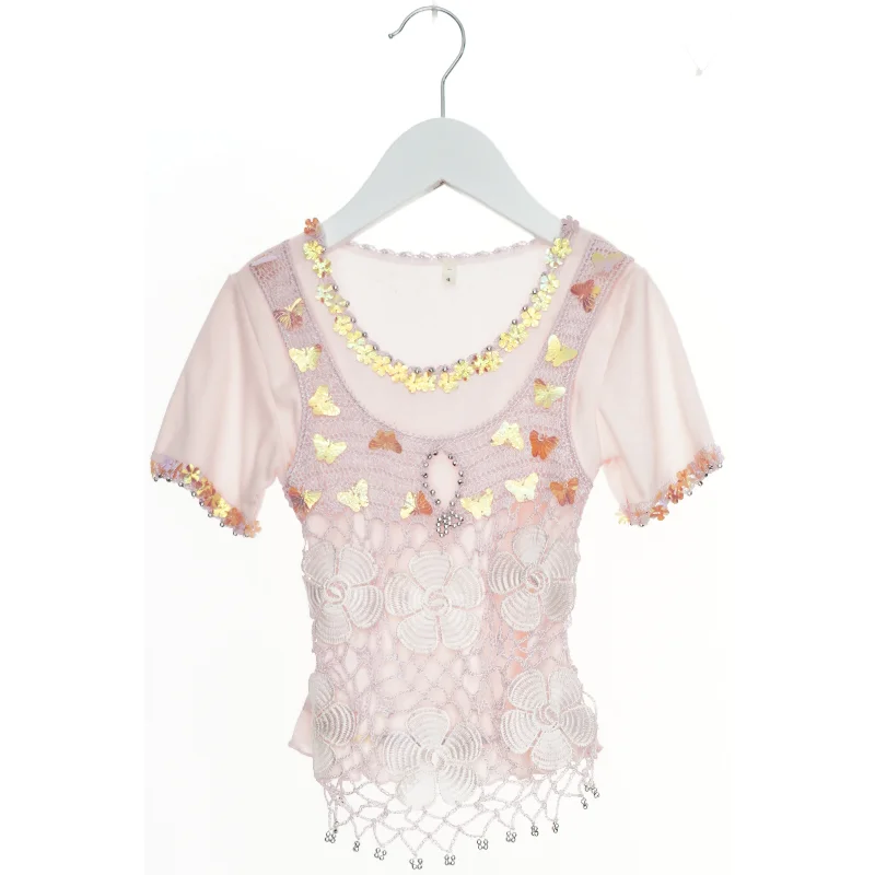 Kortærmet festtop med perlebroderi (str. 104)