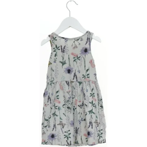 Sommerkjole med markblomst mønster fra H&M (str. 98)