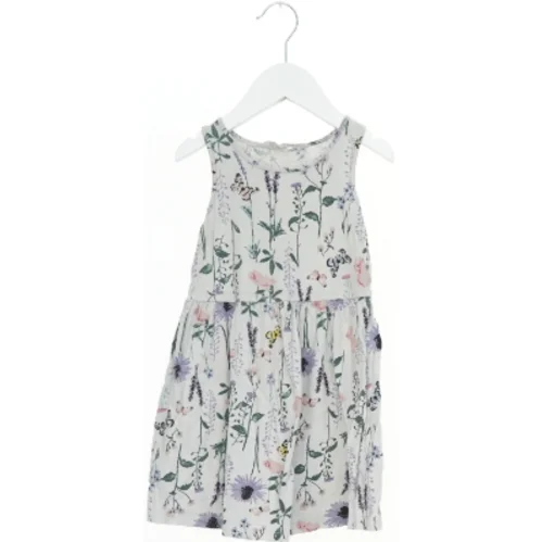 Sommerkjole med markblomst mønster fra H&M (str. 98)