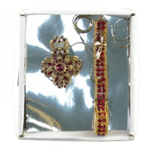 Armbånd og broche/vedhæng. Røde similisten.  (Æske 13 x 12 cm.)