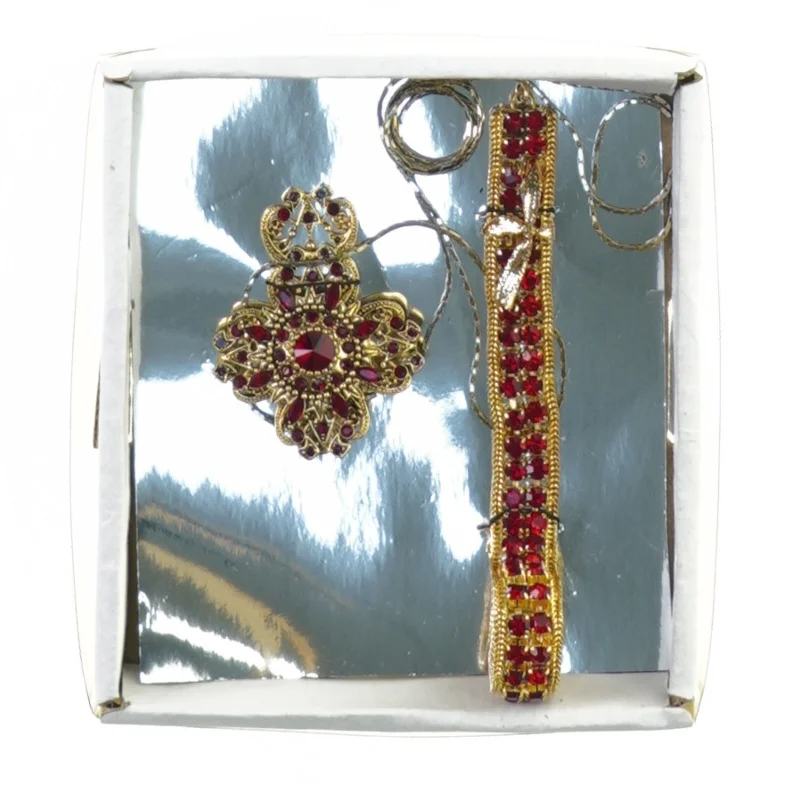 Armbånd og broche/vedhæng. Røde similisten.  (Æske 13 x 12 cm.)