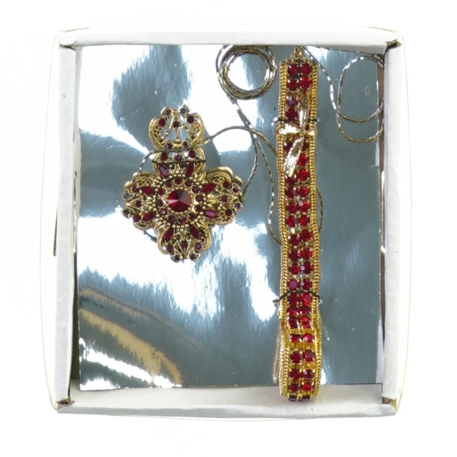 Armbånd og broche/vedhæng. Røde similisten.  (Æske 13 x 12 cm.)