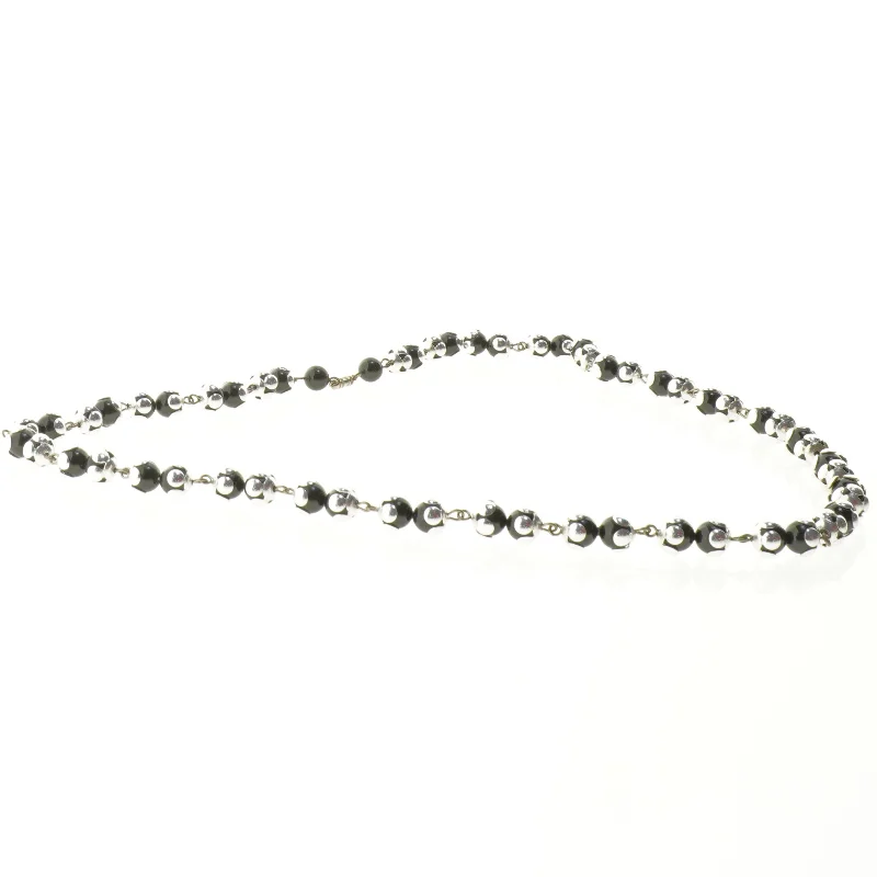 Halskæde med sorte perler og sølvfarvede led (str. 40 cm)