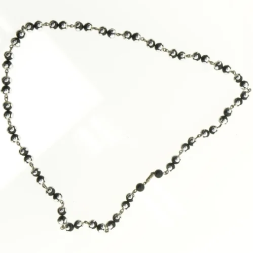 Halskæde med sorte perler og sølvfarvede led (str. 40 cm)