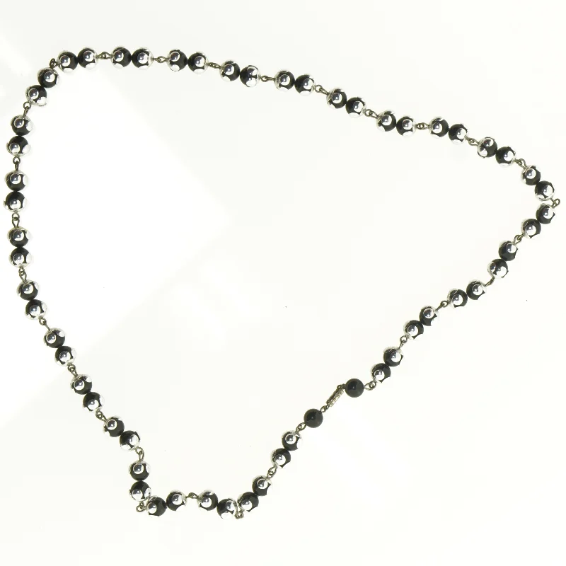Halskæde med sorte perler og sølvfarvede led (str. 40 cm)