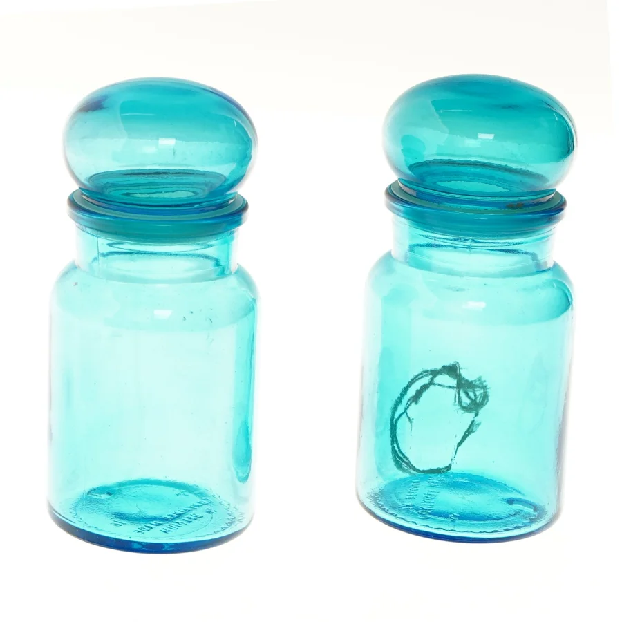 To rurkise apotekerglas med låg)