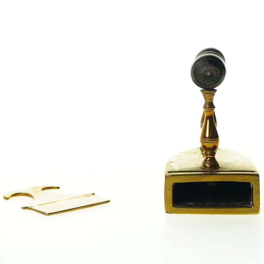 Gammelt strygejern i messing til kul (14 x 12 cm)