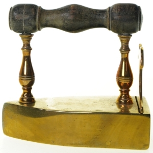 Gammelt strygejern i messing til kul (14 x 12 cm)