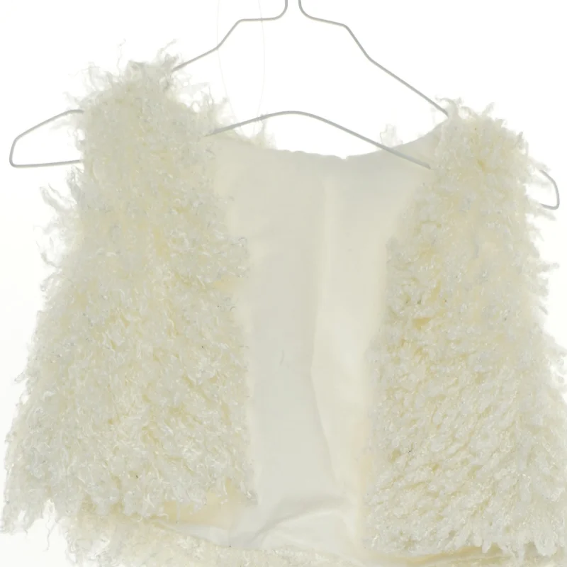 Vest i fake fur fra Maggi & Zoe (str. 92)