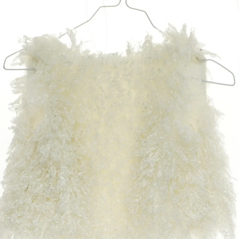 Vest i fake fur fra Maggi & Zoe (str. 92)