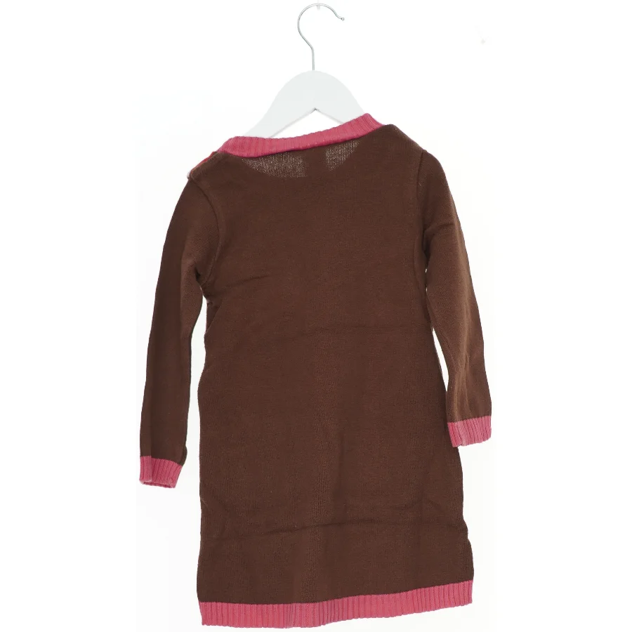 Strikket børnekjole med lommer fra Youngland (str. 104)