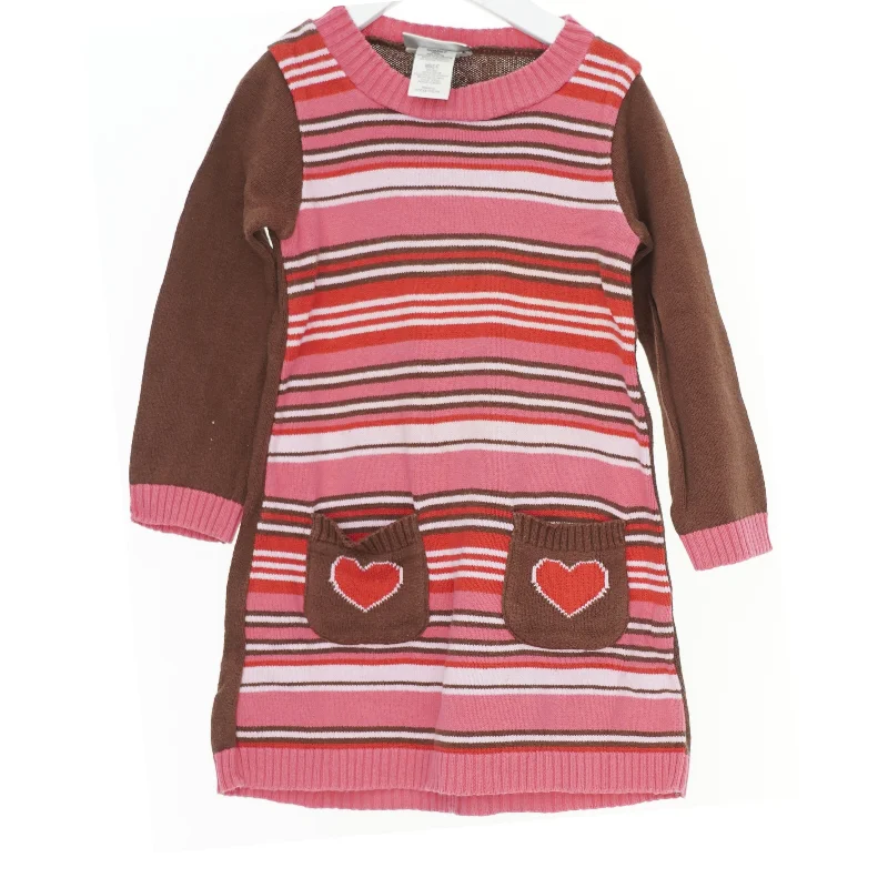 Strikket børnekjole med lommer fra Youngland (str. 104)