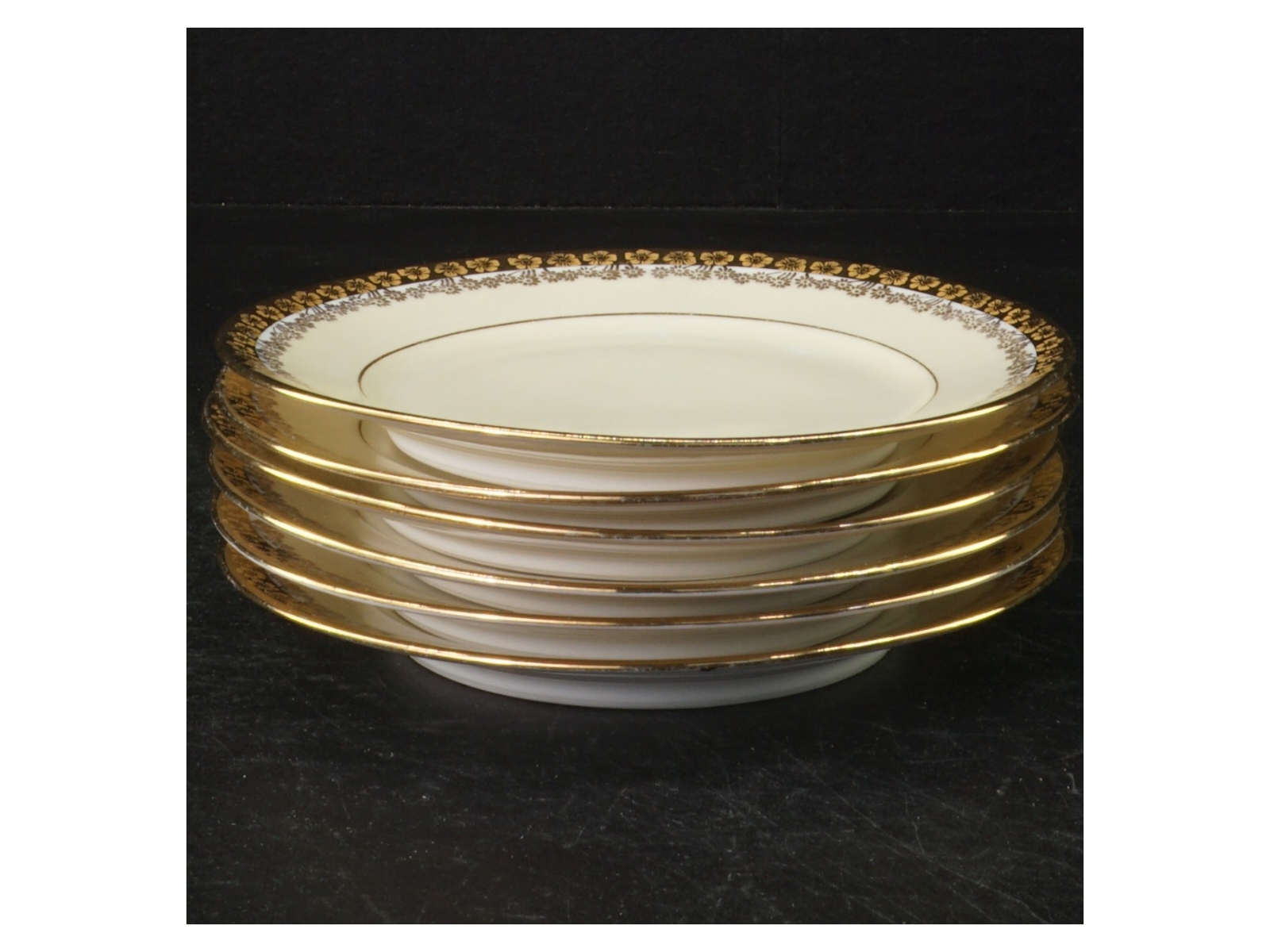 Porcelænstallerkener med guldkant