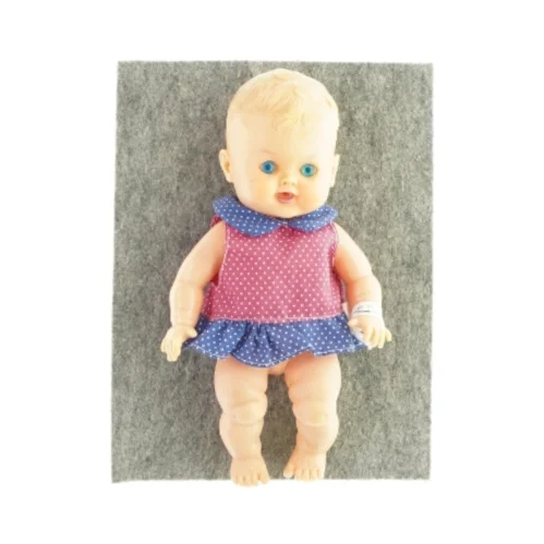 Lille dukke med kjole (str. H: 22 cm)
