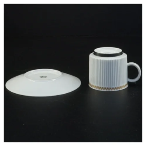 Eksklusivt mocca porcelæns kopper og underkopper (str. Diameter 12 cm kop 6 x 6 og en halv cm)