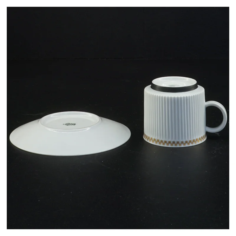 Eksklusivt mocca porcelæns kopper og underkopper (str. Diameter 12 cm kop 6 x 6 og en halv cm)