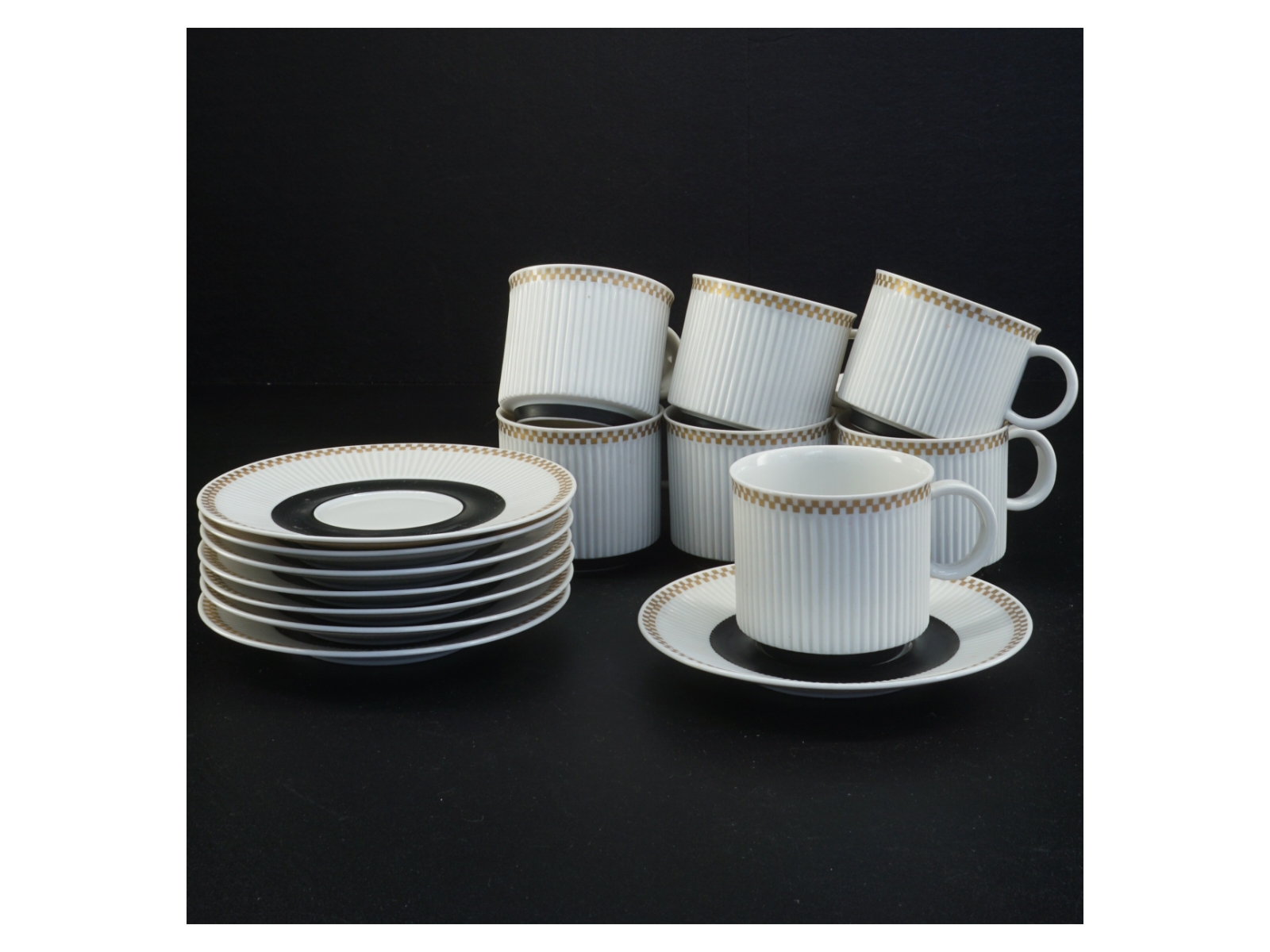 Eksklusivt mocca porcelæns kopper og underkopper (str. Diameter 12 cm kop 6 x 6 og en halv cm)