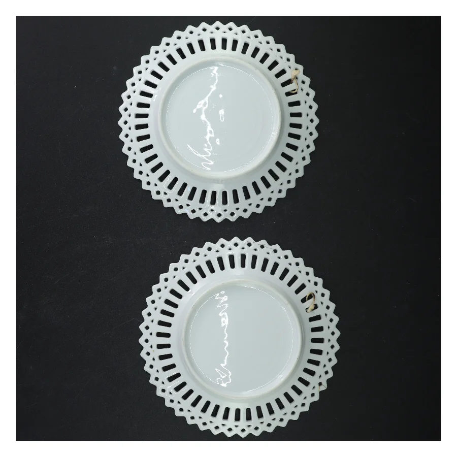 Dekorative porcelænstallerkner med blonde kanter