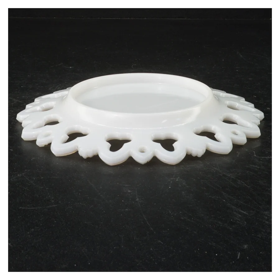 Hvid porcelænsfad med blonder