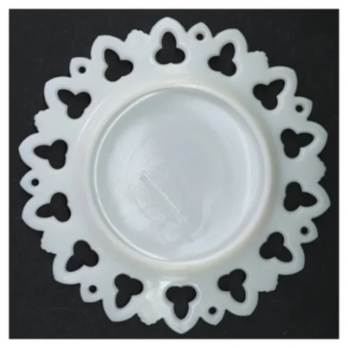 Hvid porcelænsfad med blonder