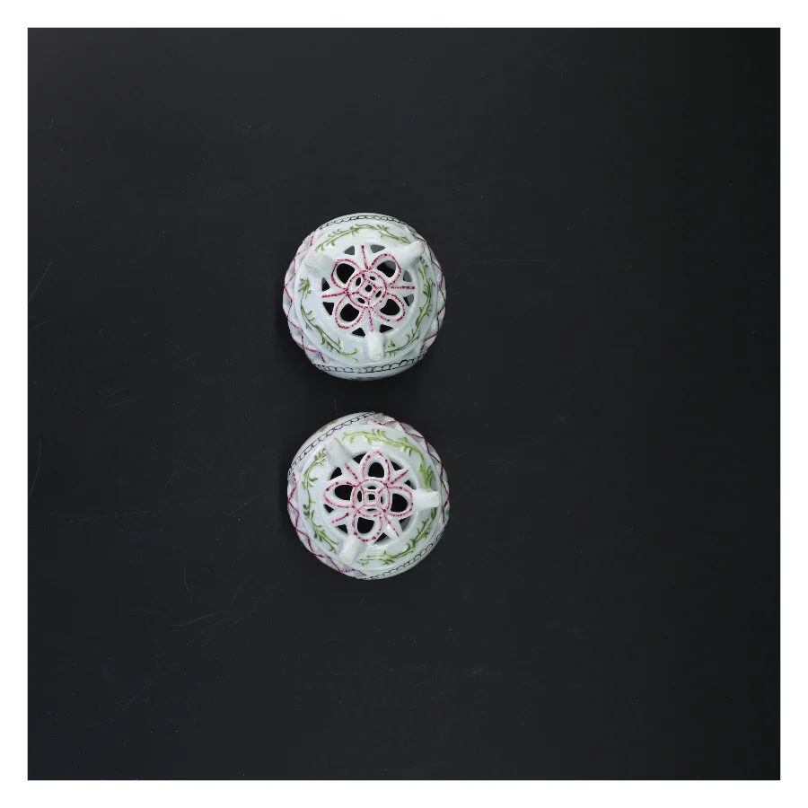 Blomster dekorerede vaser (str. Ø 8 cm. 2 styk)