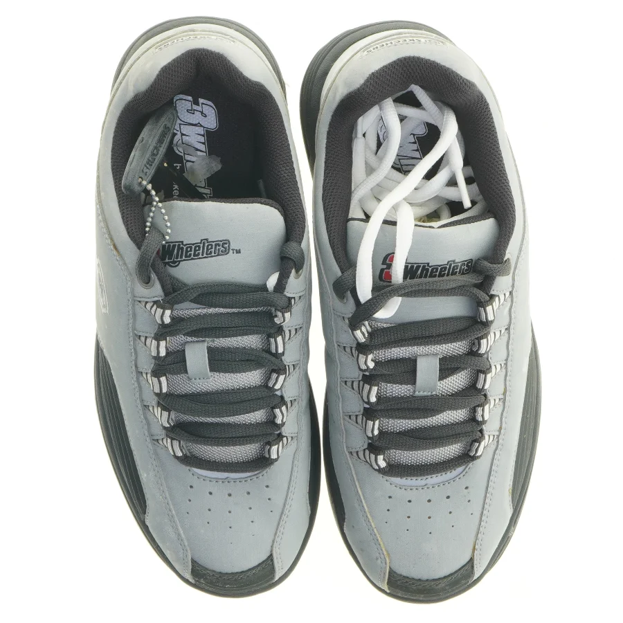 Grå 3 Wheelers rullesko med snørebånd fra Skechers (str. 41,5 cm)