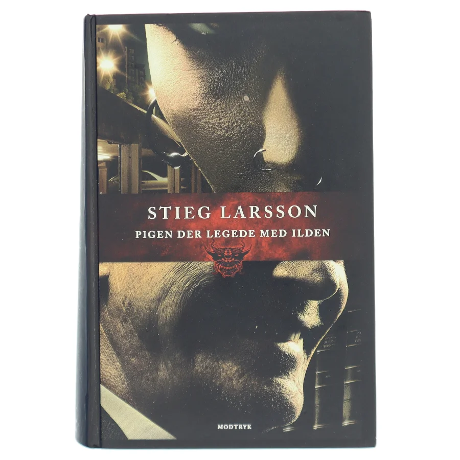 Pigen der legede med ilden af Stieg Larsson (Bog)