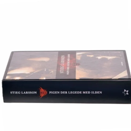 Pigen der legede med ilden af Stieg Larsson (Bog)