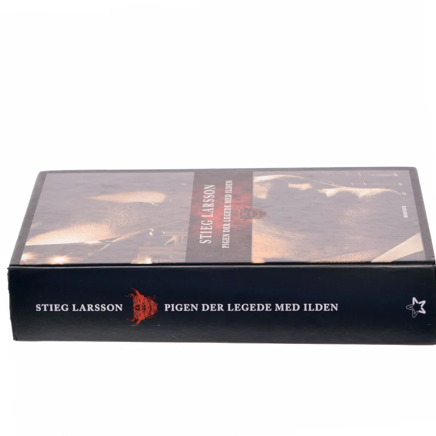 Pigen der legede med ilden af Stieg Larsson (Bog)