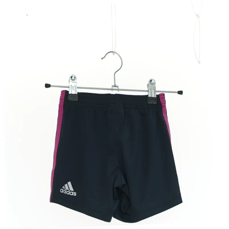 Shorts fra Adidas (str. 104 cm)