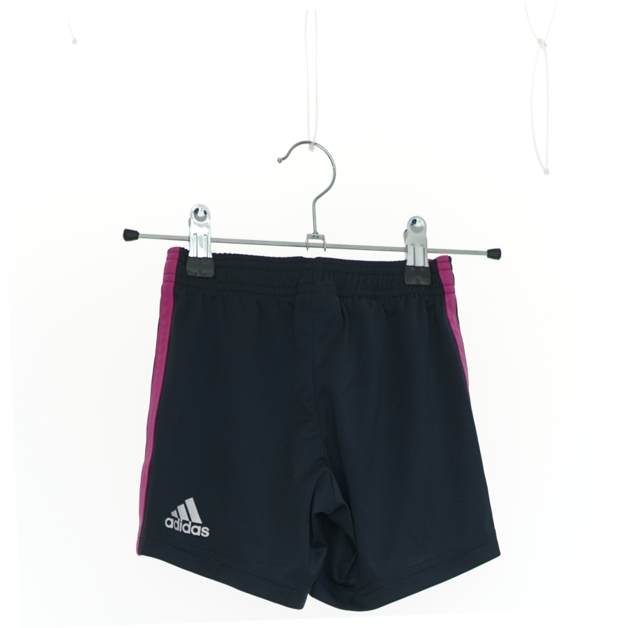 Shorts fra Adidas (str. 104 cm)