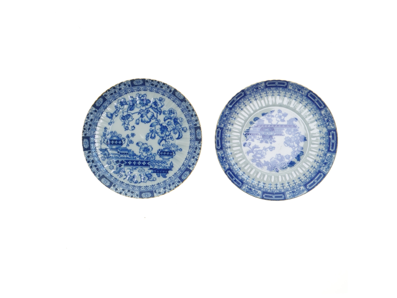 Blå og hvide porcelænstallerkener (str. Ø. 17 cm)