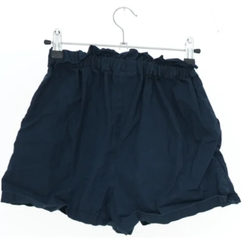 Mørkeblå shorts med flæsekant fra Pomp de Lux (str. 152)