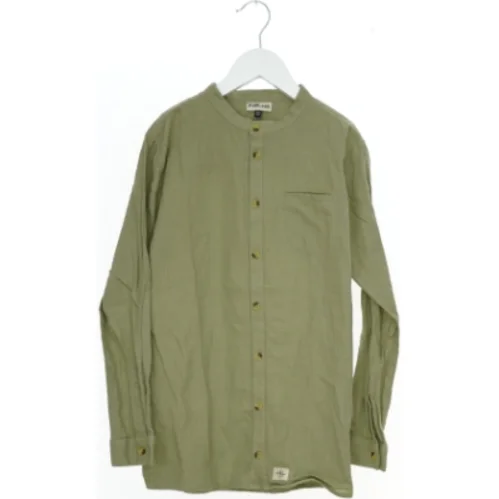 Grøn langærmet skjorte fra Pomp de Lux (str. 152)