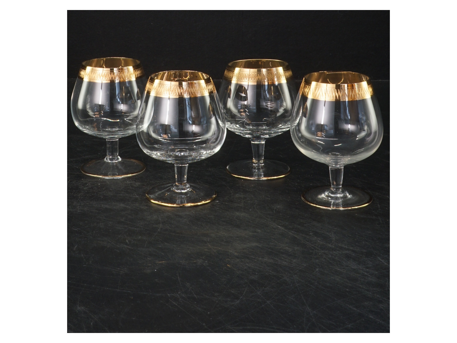 Sæt med 4 cognacglas med guldkant (str. 4 styk. ø. 4,5 cm. længde. 8,5 cm)