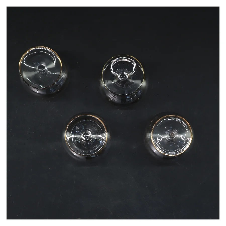 Sæt med 4 cognacglas med guldkant (str. 4 styk. ø. 4,5 cm. længde. 8,5 cm)