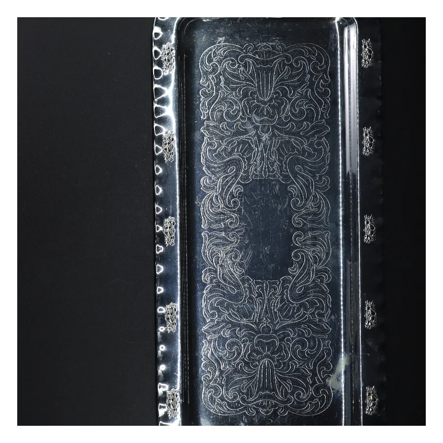 Sølvfarvet bakke (str. 50 x. 23 cm)